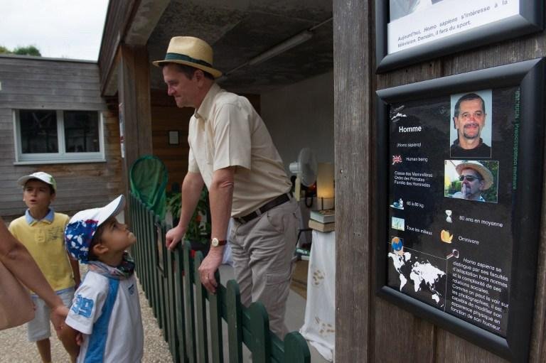 Artista se exibe como um animal em zool&oacute;gico da Fran&ccedil;a
