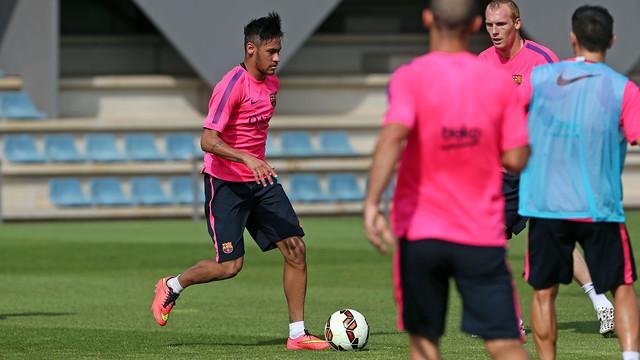 Neymar participa de treino do Barcelona