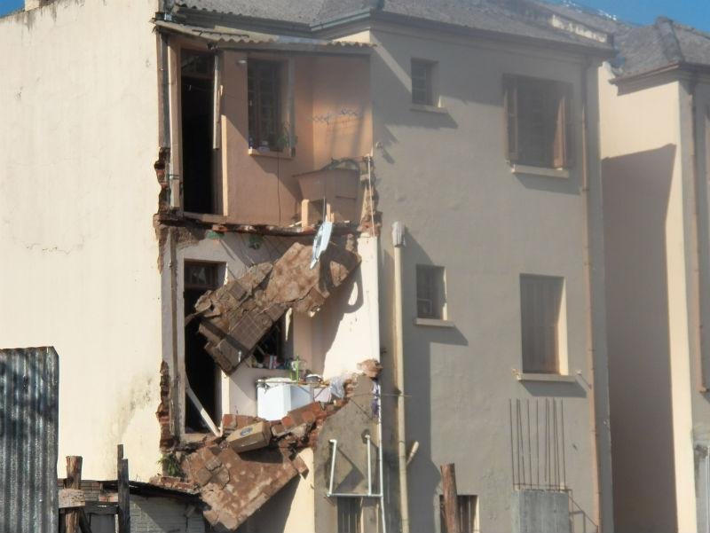 Obra em tereno vizinho pode ter causado desabamento de parte de pr&eacute;dio em Santa Rosa