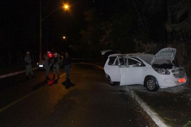 Taxista &eacute; encontrado carbonizado dentro de t&aacute;xi em chamas no Vale do Sinos