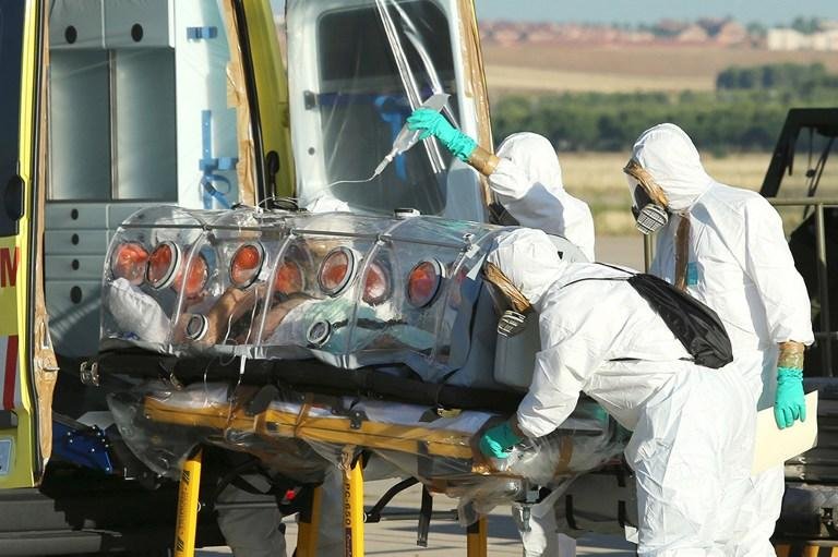 Imagem mostra padre Miguel Pajares sendo transferido antes de morrer pelo ebola