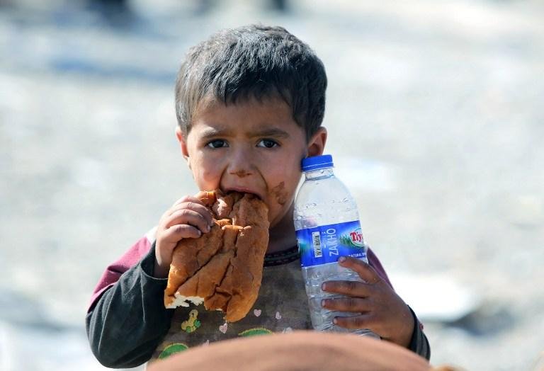 Milhares de refugiados yazidis est&atilde;o presos nas montanhas de Sinjar, quase sem alimentos ou &aacute;gua