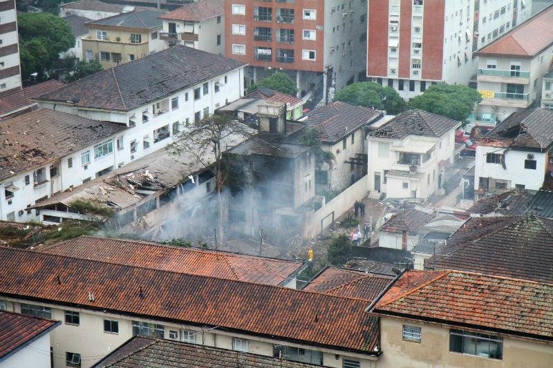 Helic&oacute;ptero cai em Santos, no litoral paulista