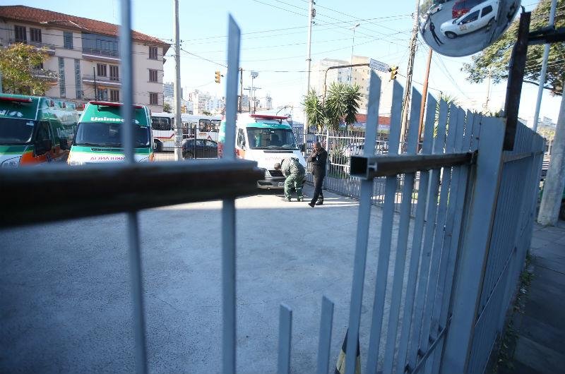 Jovem fica preso &agrave; grade de pr&eacute;dio em Porto Alegre