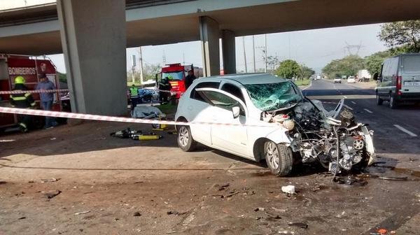 Mulher morre ao colidir contra pilar na zona Norte de Porto Alegre