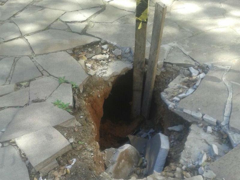 Buraco dificulta a sa&iacute;da de ve&iacute;culos