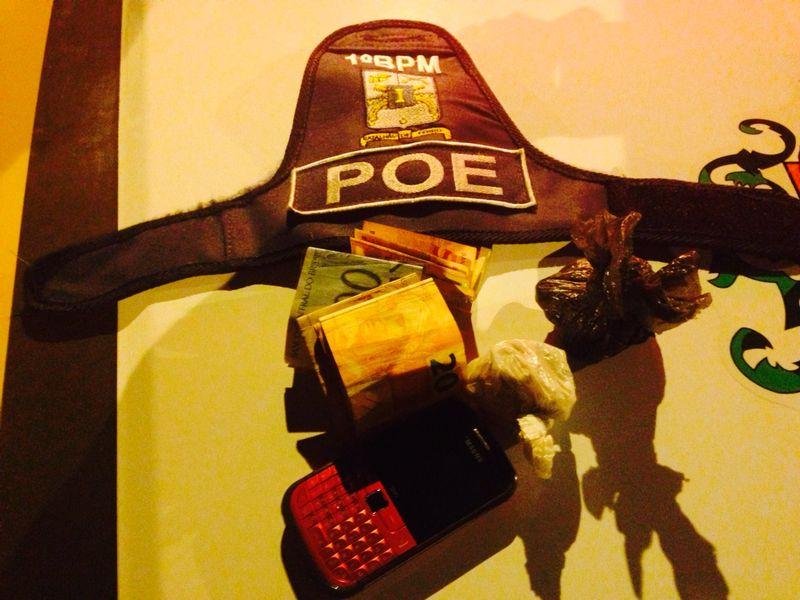 Arma, drogas e dinheiro foram apreendidos