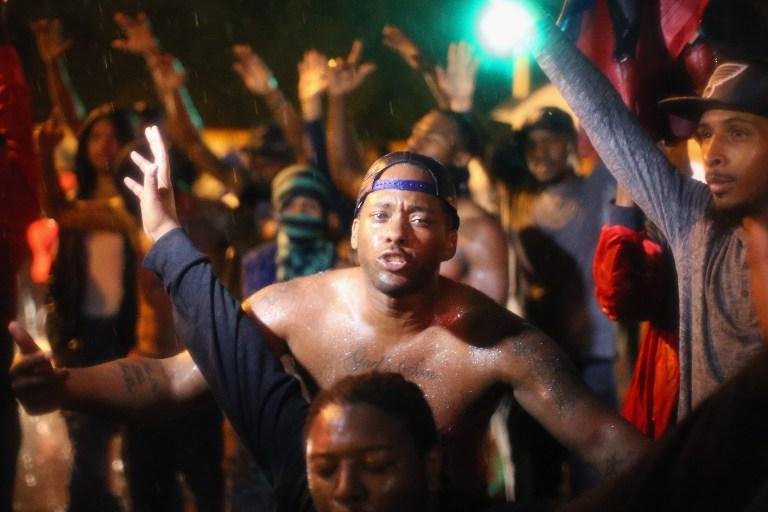 Manifestantes ignoram toque de recolher nos EUA ap&oacute;s dist&uacute;rbios em Ferguson