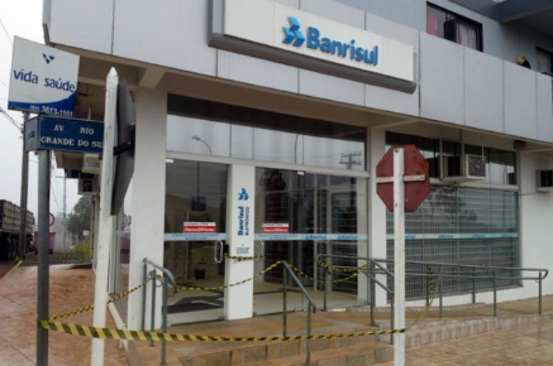 Bandidos usaram ma&ccedil;arico para arrombar o caixa