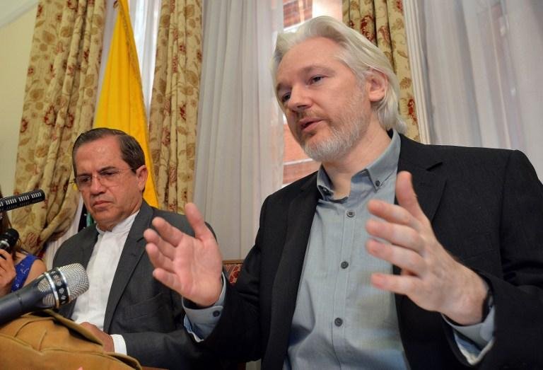 Julian Assange est&aacute; refugiado h&aacute; dois anos para evitar extradi&ccedil;&atilde;o para Su&eacute;cia