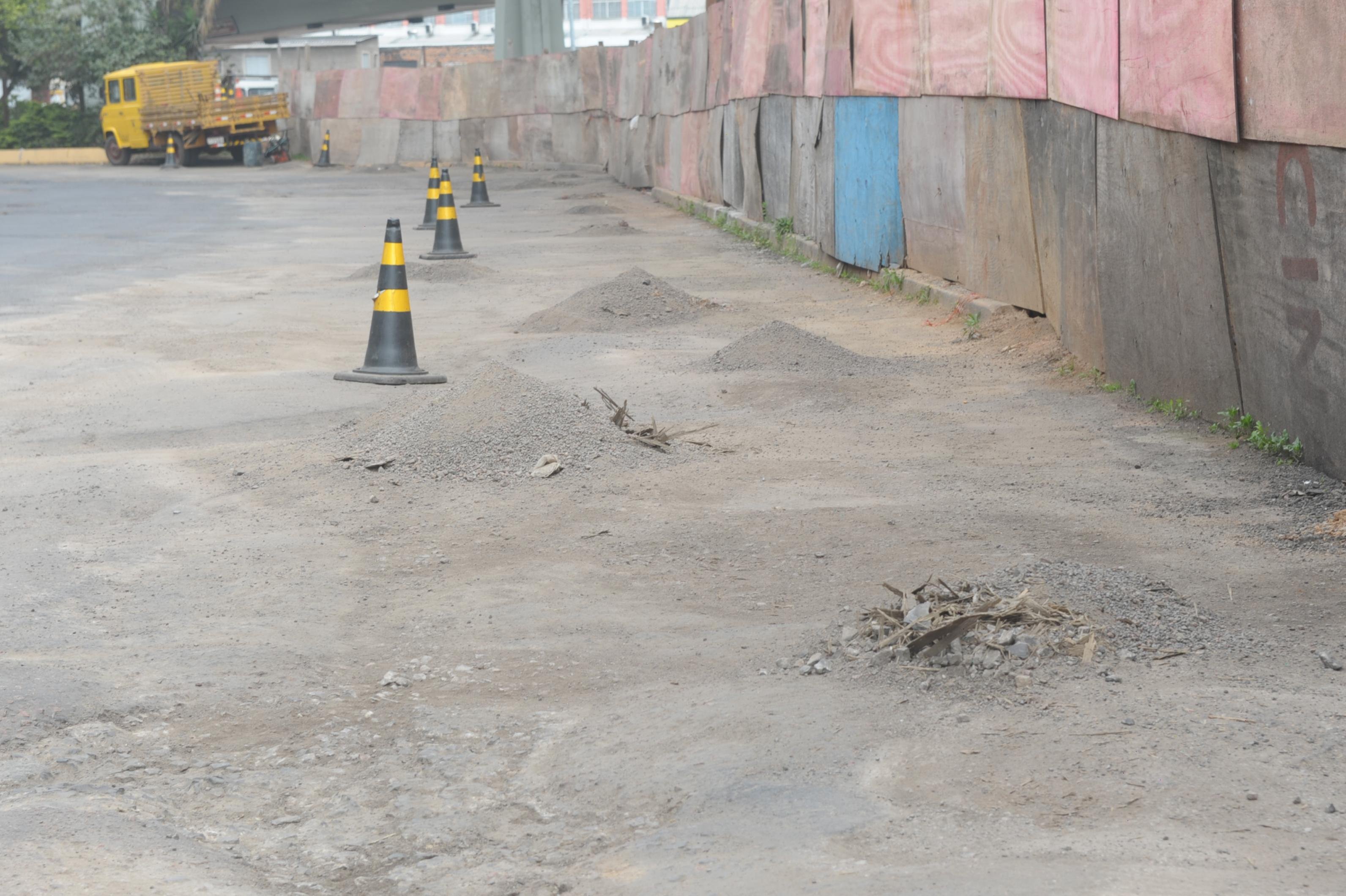 Trabalhos s&atilde;o para cobrir buracos na pista de rolamento