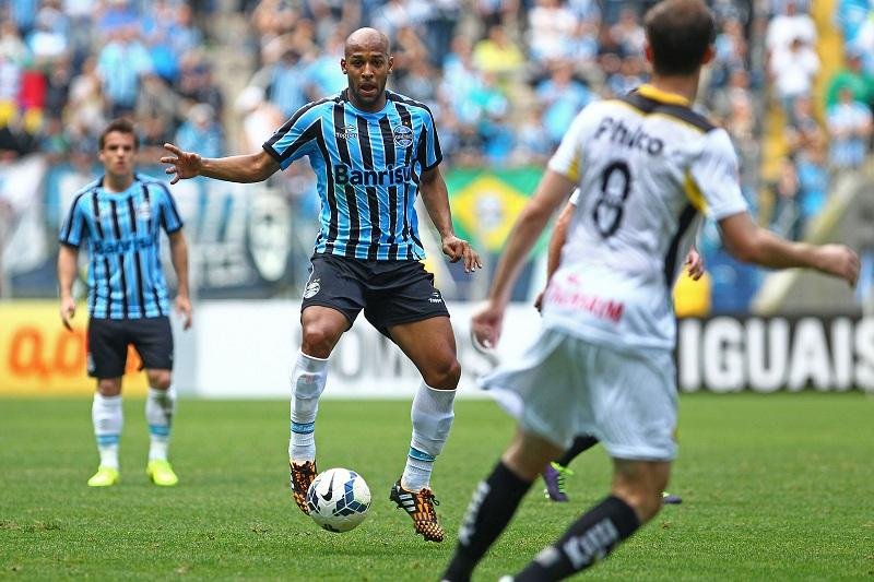 Fellipe Bastos ganhou a confian&ccedil;a do treinador e da torcida