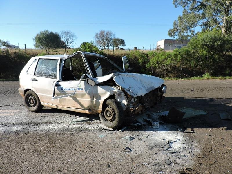 Mulher morre na colis&atilde;o entre carro e &ocirc;nibus escolar 