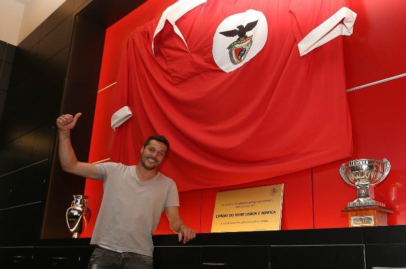 Julio C&eacute;sar assina contrato de dois anos com o Benfica