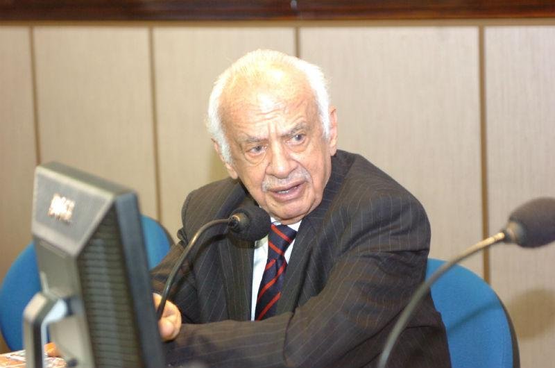 Pedro Simon ser&aacute; convidado a disputar o Senado no lugar de Beto