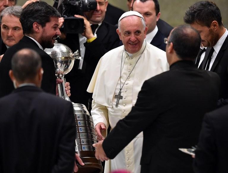 San Lorenzo leva ta&ccedil;a da Libertadores ao Papa Francisco 