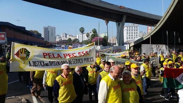 Protesto de aposentados causa congestionamento no Centro de Porto Alegre