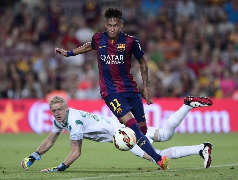 Neymar sofre entorse e vira d&uacute;vida para estreia do Barcelona na Liga