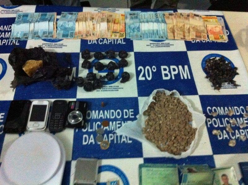 Foram apreendidas drogas e dinheiro, al&eacute;m de apreendidas CNHs