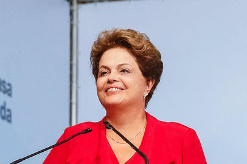 Petrobras est&aacute; acima de crimes e falhas de agentes, diz Dilma