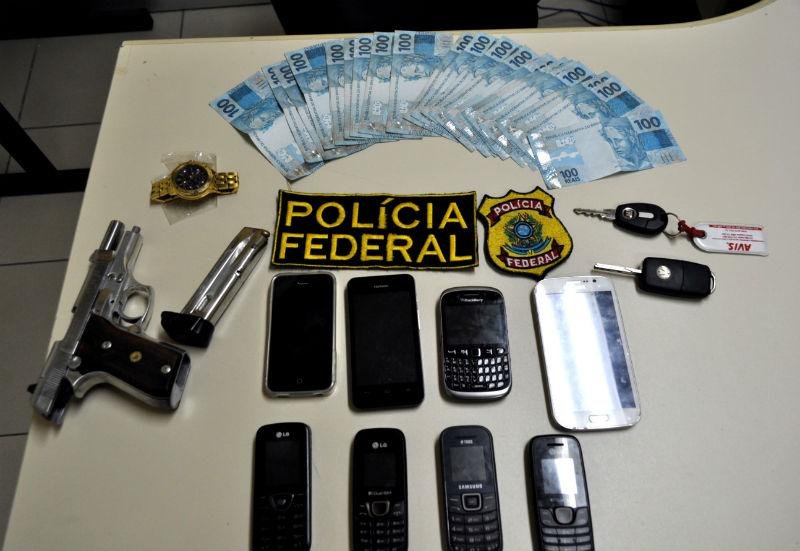 PF apreendeu celulares, arma, ve&iacute;culos e dinheiro