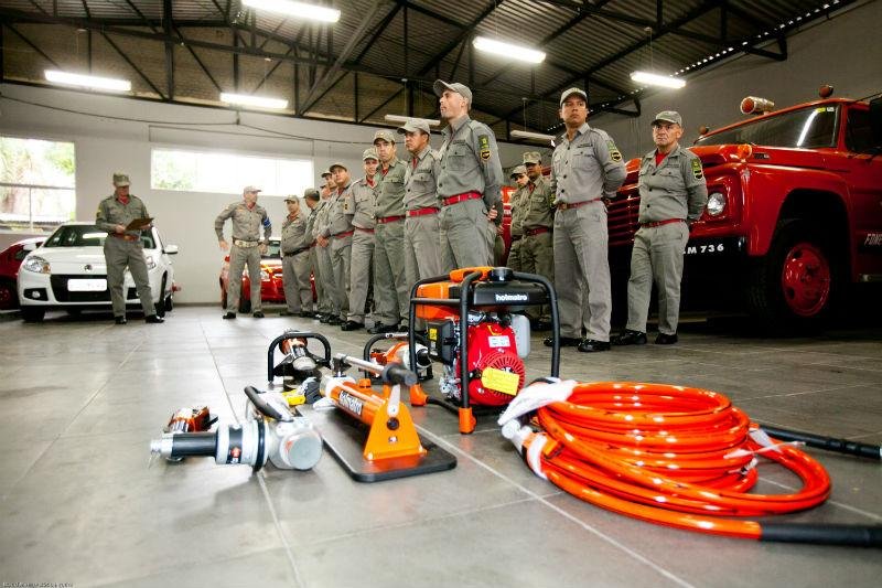 Bombeiros recebem equipamentos para retirar v&iacute;timas de ferragens