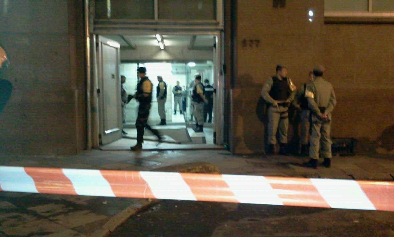 Brigada Militar isola pr&eacute;dio no Centro de Porto Alegre