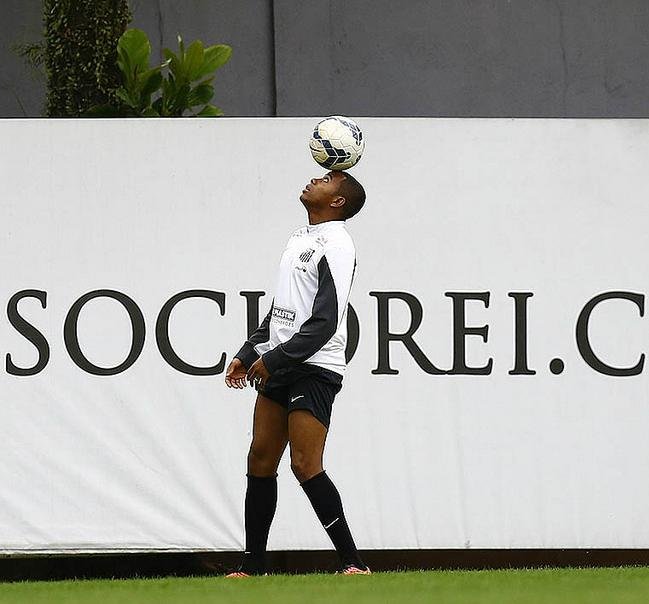 Seis dias depois de sofrer les&atilde;o muscular na coxa, atacante voltou a ensaiar movimentos de jogo 