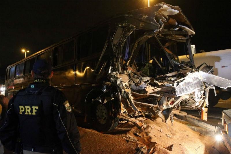 Motorista de &ocirc;nibus que bateu em dez carros pode ter sofrido mal s&uacute;bito