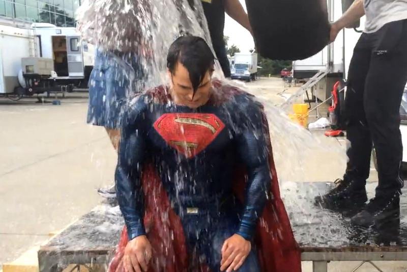Super-Homem e Lois Lane enfrentam desafio do balde de gelo