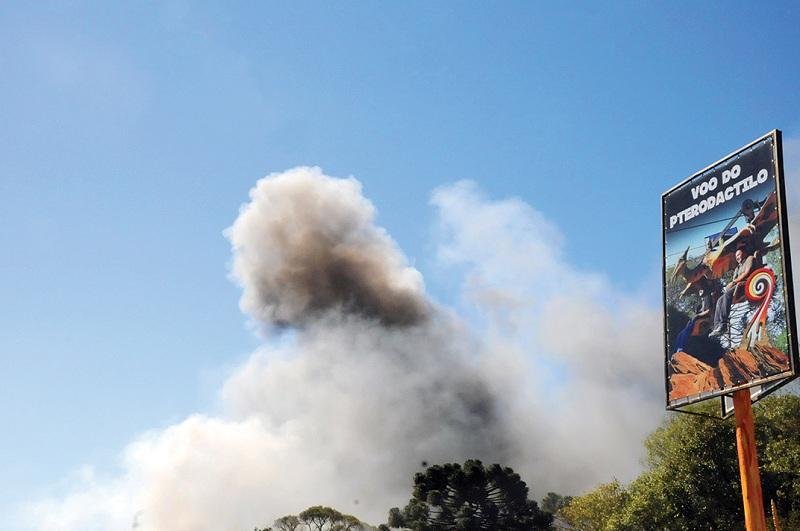 Grande coluna de fuma&ccedil;a negra pode ser vista no c&eacute;u por moradores de Canela e Gramado