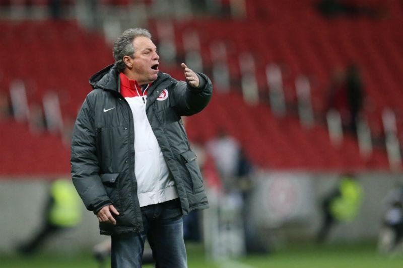 Abel cita bolas na trave e nega vexame do Inter