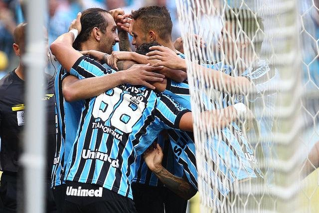 Gr&ecirc;mio se satisfaz com vit&oacute;ria simples diante do Santos 