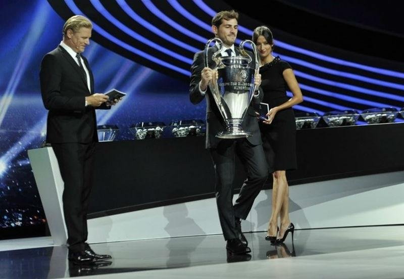 Capit&atilde;o do atual campe&atilde;o Real Madrid, Casillas levou a ta&ccedil;a para a cerim&ocirc;nia