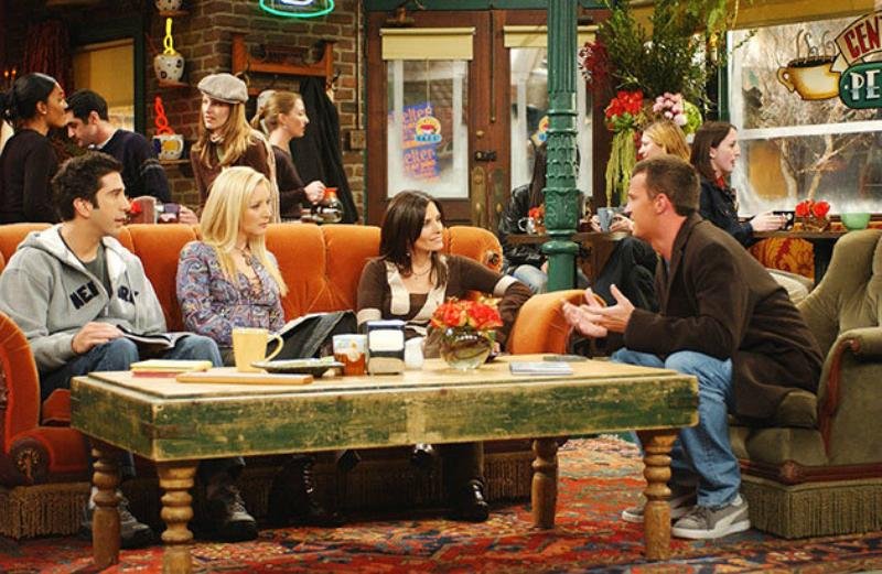 Sof&aacute; laranja, poltrona verde e uma grande vitrine, nada vai faltar no Central Perk