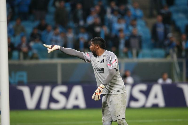 Em nota oficial, Santos repudia ato de racismo contra Aranha 