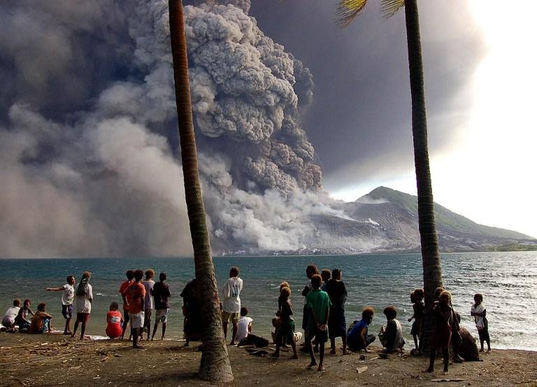 Fissura provocada pela erup&ccedil;&atilde;o tem 900 metros de largura e est&aacute; a 5 km da geleira