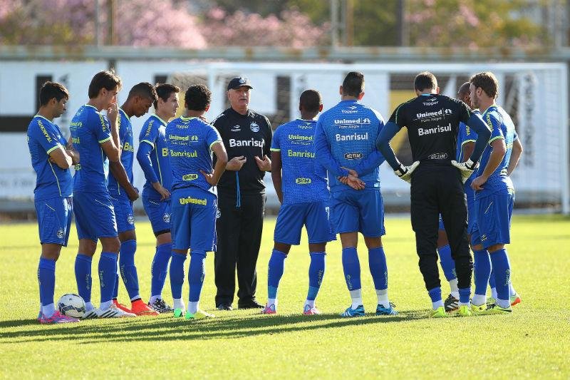 Felip&atilde;o conversa com os reservas durante treino no Ol&iacute;mpico