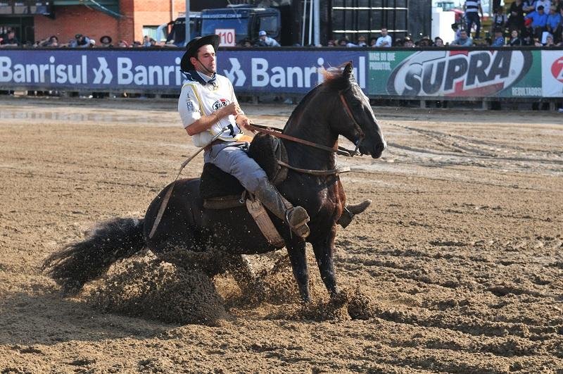 Azar&atilde;o leva a melhor e vence o Freio de Ouro-2014