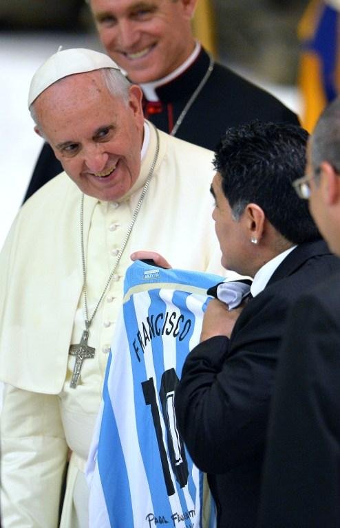 Papa recebe visita de Maradona