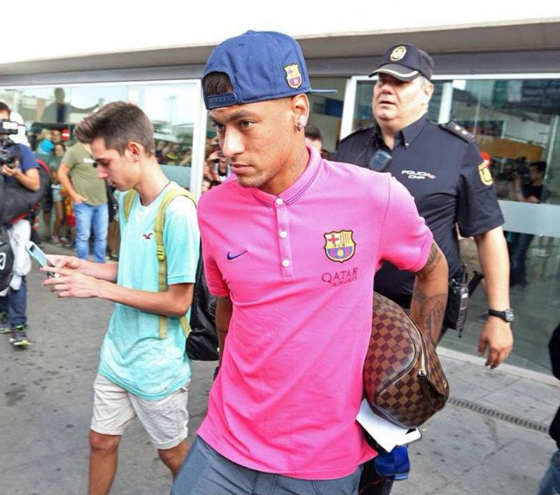 Neymar assinou chuteira durante o aquecimento contra o Villarreal e atitude desagradou dirigentes