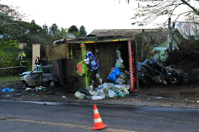 Colis&atilde;o entre carros e caminh&atilde;o de lixo deixa uma pessoa morta em Porto Alegre