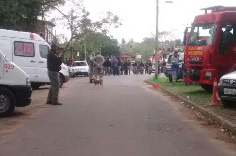 Fam&iacute;lias desocupam &aacute;rea na zona Norte de Porto Alegre