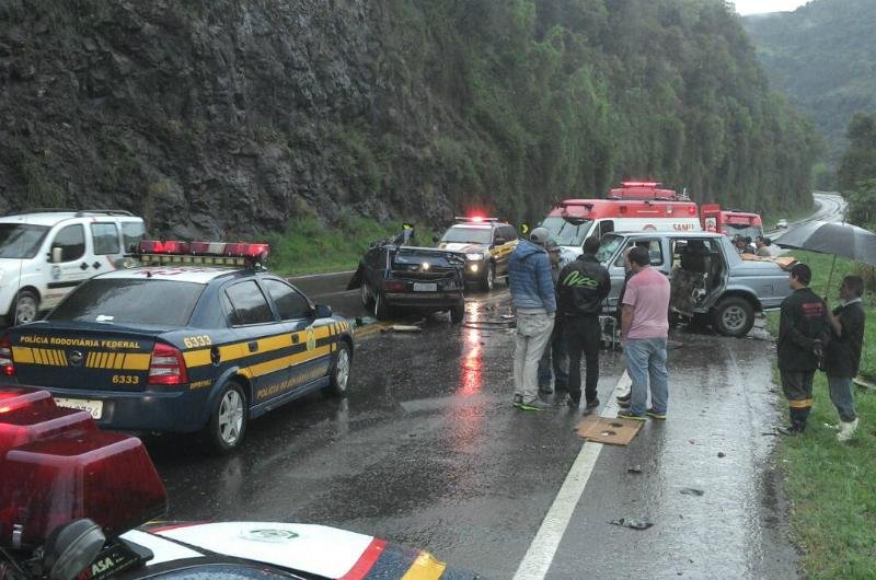  	Veiculo aquaplanou na pista, conforme a PRF, e se chocou contra a caminhonete