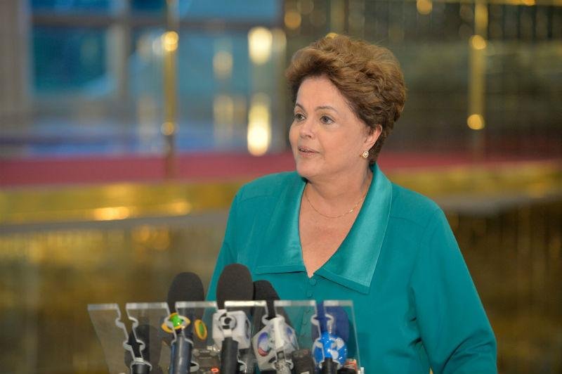 Dilma diz que far&aacute; mudan&ccedil;a de equipe em eventual 2&ordm; mandato
