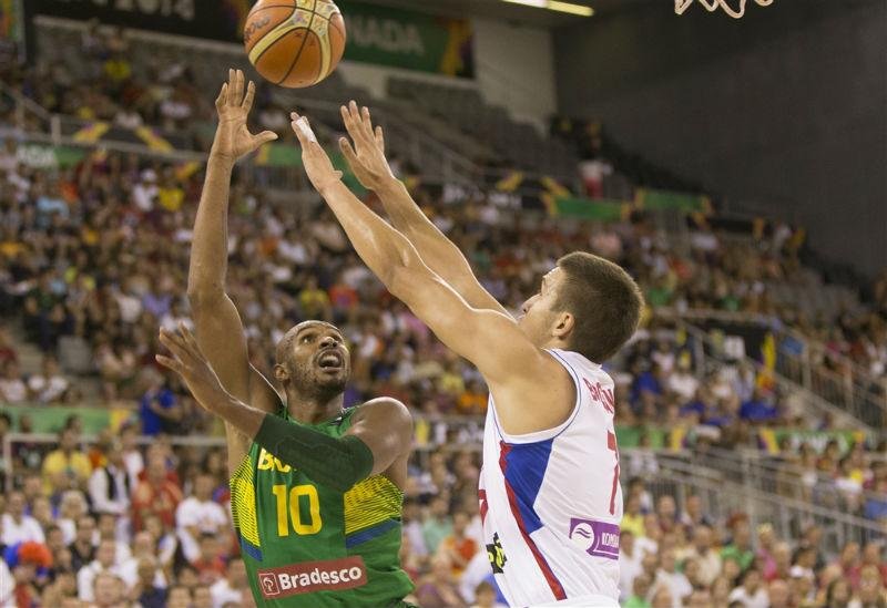 Brasil bate S&eacute;rvia na Copa do Mundo de Basquete 