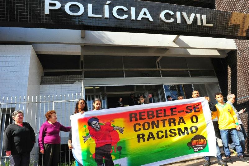 Grupo protestou com faixa em frente a 4&ordf; Delegacia de Pol&iacute;cia Civil