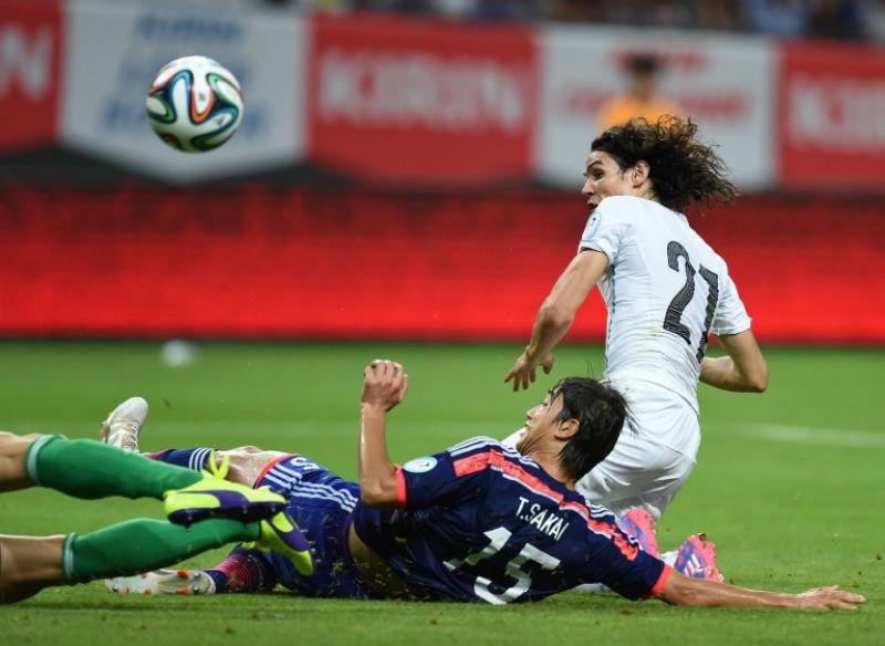 Cavani marcou o primeiro gol do Uruguai contra o Jap&atilde;o