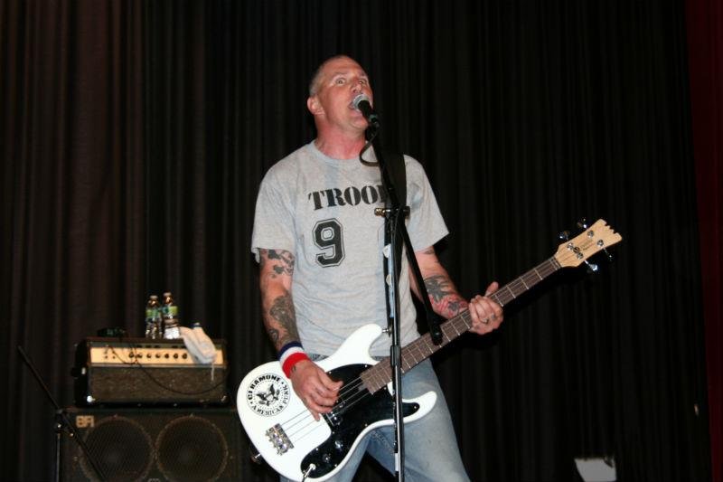 CJ Ramone toca em Porto Alegre