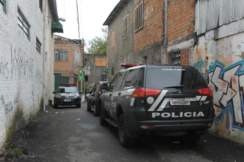 Dupla mata jovem e fere outra em Porto Alegre
